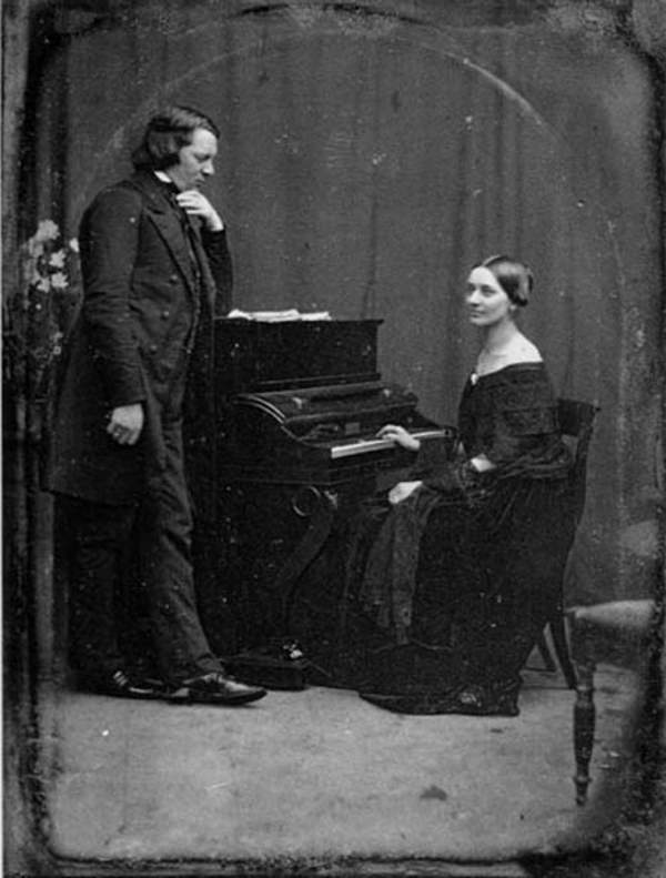 Clara Schumann al pianoforte e suo marito Robert al suo fianco